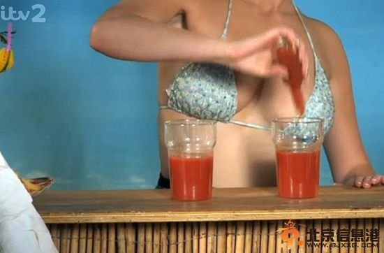 海伦将辣椒汁兑入鸡尾酒