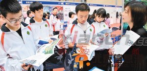 　　韩国学校负责人向学生介绍学校情况