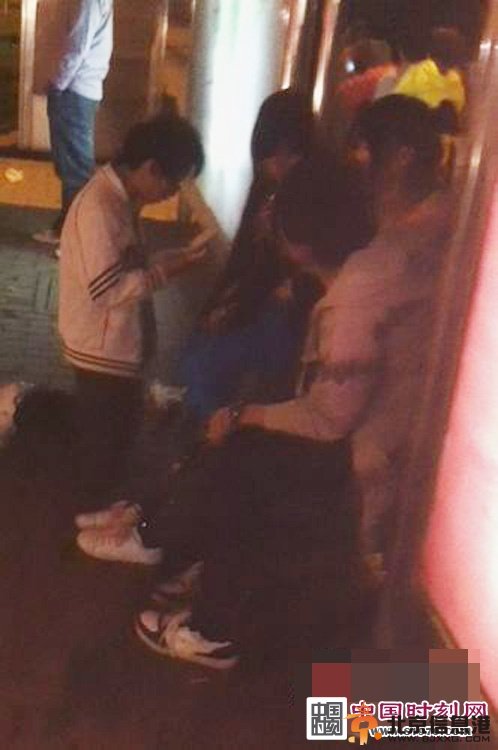 苏州小学生跪地求爱 性早熟的年代伤不起