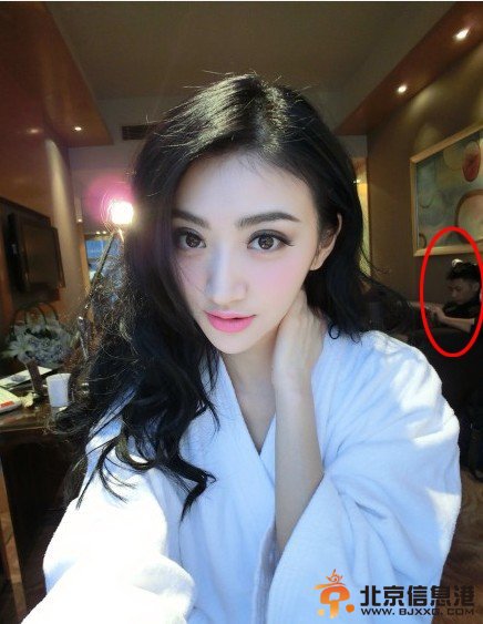 景甜酒店晒浴袍自拍照神秘男曝光 疑为男友(图)
