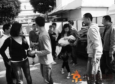 卖儿父母在交易现场被福州便衣警察控制