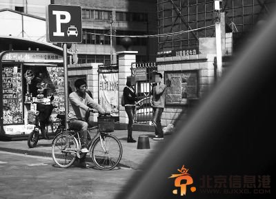 打拐志愿者与卖婴儿的当事人电话确认接头地点