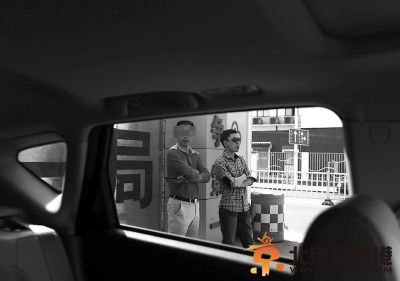 警方在交易地点观察布控