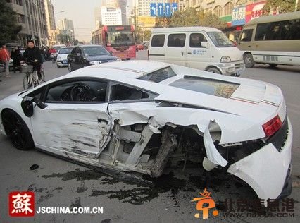 徐州兰博基尼掉头时被撞烂 预计维修费需上百万(图)