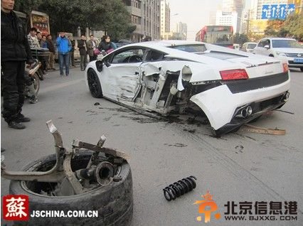 徐州兰博基尼掉头时被撞烂 预计维修费需上百万(图)