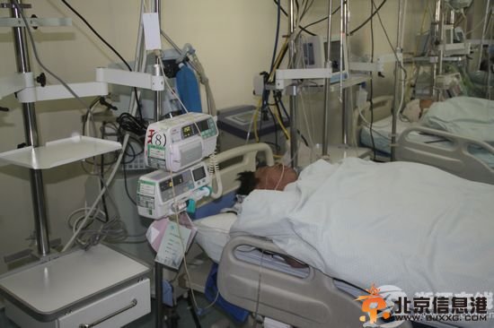 保安徒手接住跳楼女致截瘫 被救者男友拒露面(图)