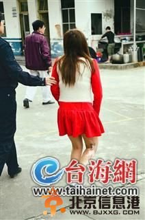 天热时小艺右腿伤疤疼痛难忍，但也被逼接客