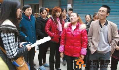 现场目击者向记者介绍情况。