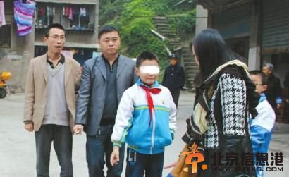 当事小孩向记者介绍事发当日情况。