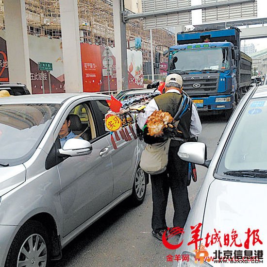 深圳扫灰族车流中玩命兼卖A片 交警：难管