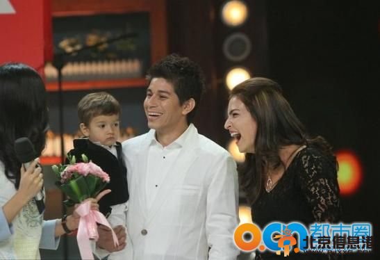 天天向上孔卡携老婆儿子 孔卡儿子本杰明照片 孔卡老婆照片