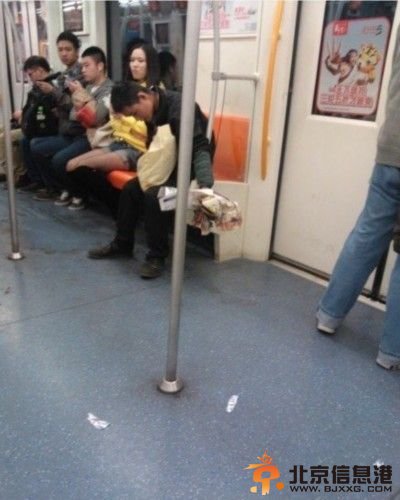 小伙地铁主动清污 被身旁妹子搭讪“领走”(图)
