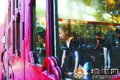57岁<a href='http://www.bjxxg.cn/' target='_blank'><u>老北京</u></a>少年宫上完“最后一课”[墙根网]