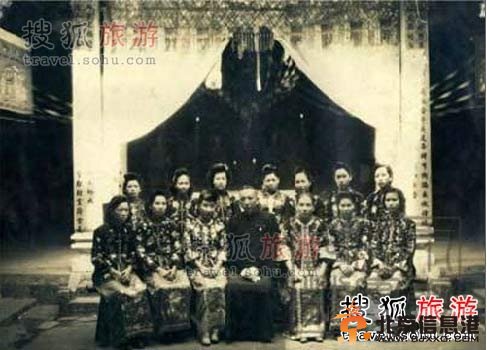 民国最牛夫妻照：一妻十二妾