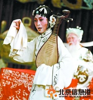 大小白玉霜天桥结缘[墙根网]