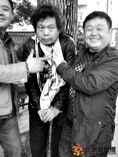 湖南官员与访民合影摆胜利手势 访民称受辱(图)