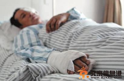 夏高龙在医院接受治疗本报记者赵滨摄