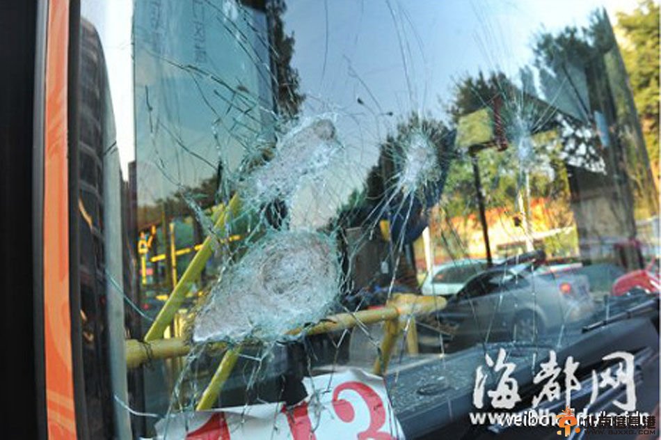 福州白马南路公交车碾死男孩事故现场