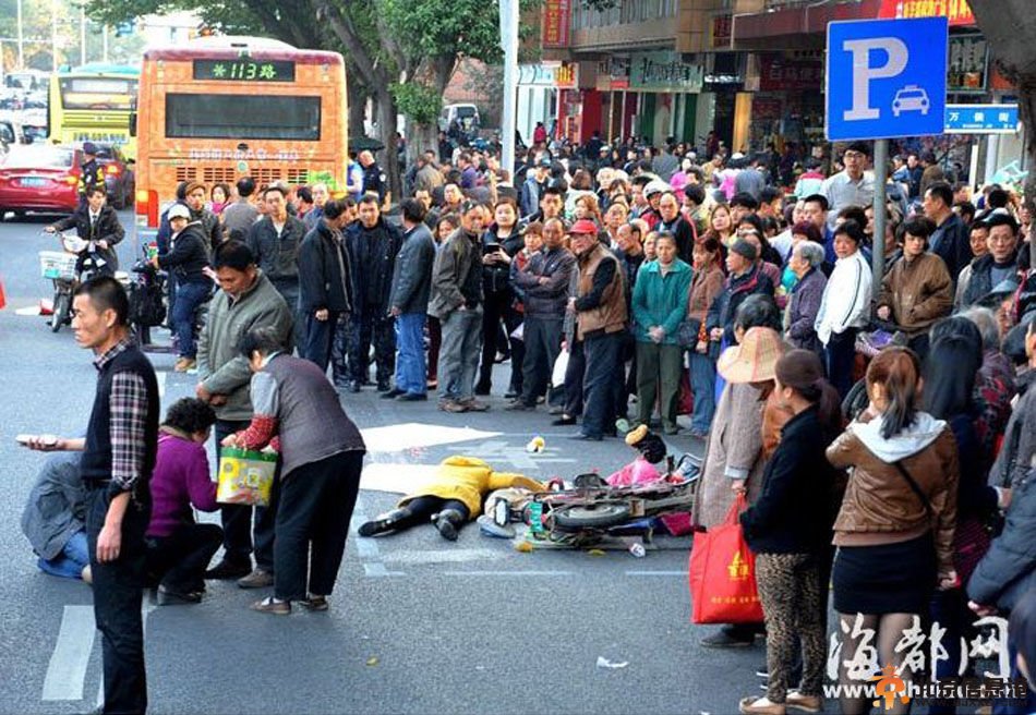 福州白马南路公交车碾死男孩事故现场