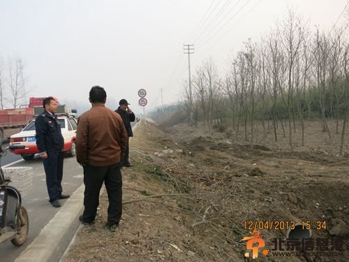 江苏：沭阳路政大队及时制止一起非法搭接道口行为（图）