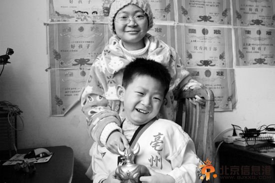 小子硕说，他想像奥特曼一样勇敢，那样就能救姐姐了