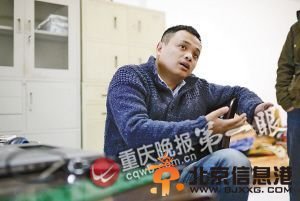 冯毓鹏接受采访时照片。
