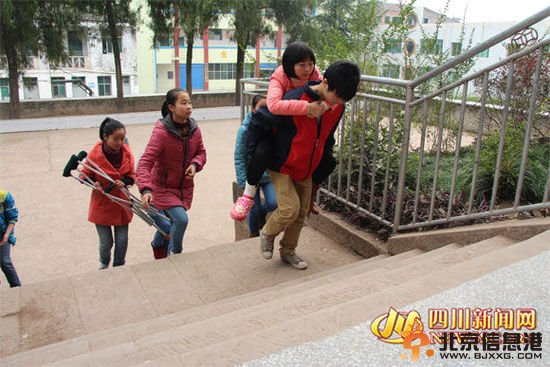 80后乡村教师受伤坚持上课 被学生背上讲台(图)