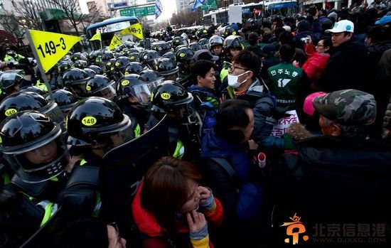 韩国万名民众举行反政府示威 要求朴槿惠下台
