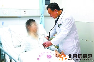 急诊科主任唐忠志在为小伍检查。