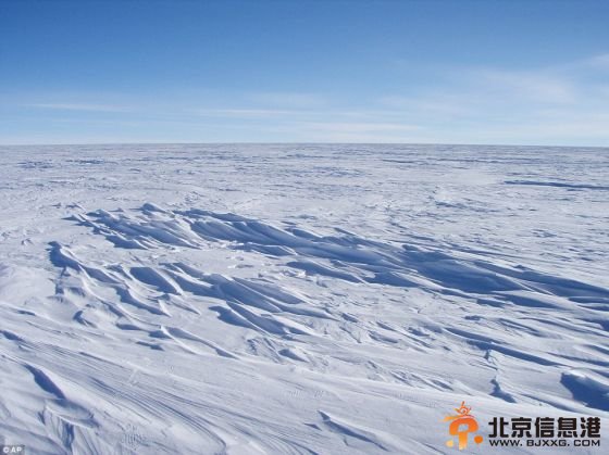 美国国家冰雪数据中心提供的这张照片显示，南极洲东部高原科考站附近积雪上的雪脊十分醒目。