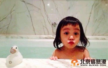 小四月出浴照 赵薇女儿小四月洗澡照片 韩红晒小四月洗澡照