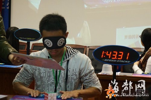 高三女生只用2.46秒 打破金字塔魔方中国纪录