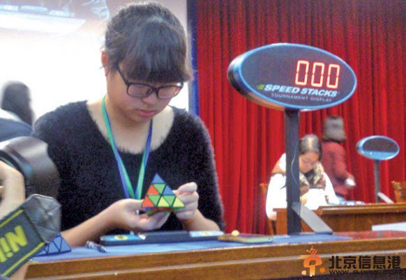 高三女生只用2.46秒 打破金字塔魔方中国纪录