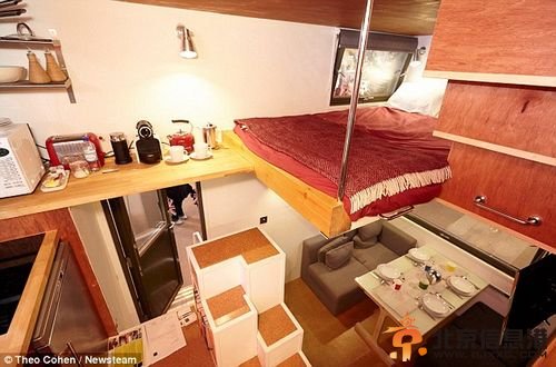 佩奇博士仅用4个小时，就建成了这个功能俱全的立体房屋。
