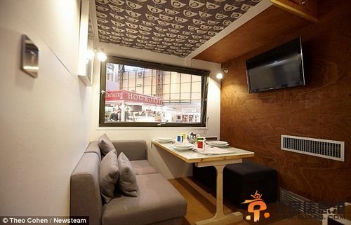 这款立体房屋产品售价在1万到4.5万英镑之间，餐桌可以收起来，给四人沙发腾出地方。
