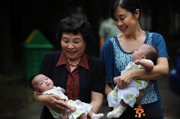 6旬老妇做试管手术诞双胞胎
