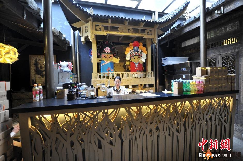<p>　　12月23日，福建首家台湾纸箱王创意园落户福州三坊七巷，创意园里结合了福州三坊七巷各个景点，打造一个梦幻的纸世界。图为纸制福州三坊七巷水榭戏台。</p>