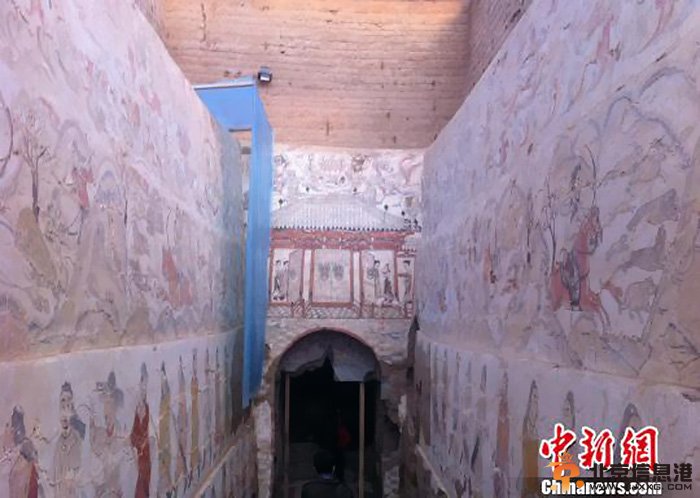 墓道东、西两壁壁画自上而下各分为四层，其中第二层狩猎图为现存最大墓葬狩猎壁画。　胡健　摄