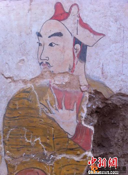 墓道壁画上有明显的被盗痕迹。　胡健　摄