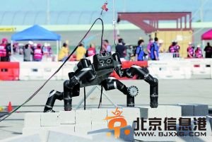 NASA喷射推进实验室的机器人RoboSimian跃过散落砖块。