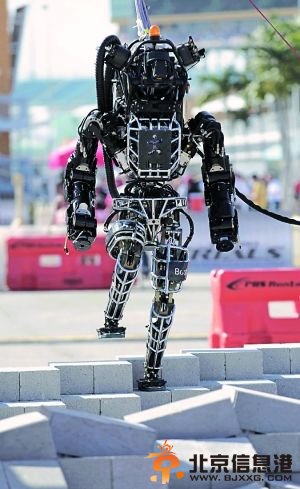 多个团队包括亚军IHMC队都用了波士顿动力公司的人形机器人Atlas。