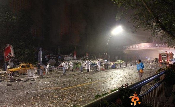 四川泸州摩尔商城发生爆炸 致旁边车站倒塌