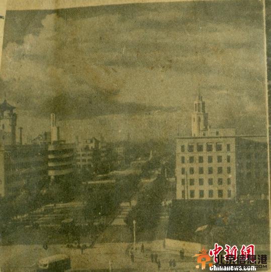 日本印制的中国地图背面照片之一：长春市大街一角。 王振平 摄