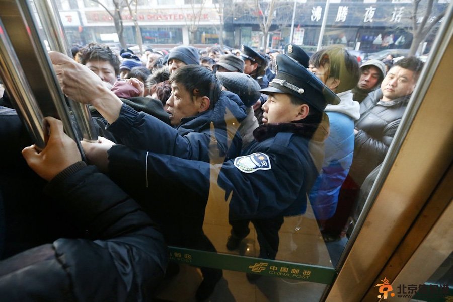 北京市民疯抢马年邮票