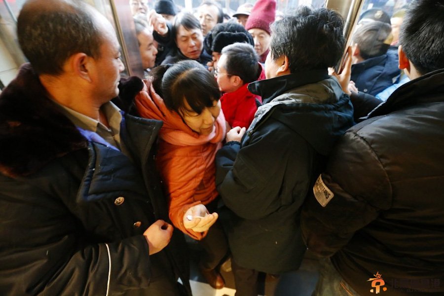 北京市民疯抢马年邮票