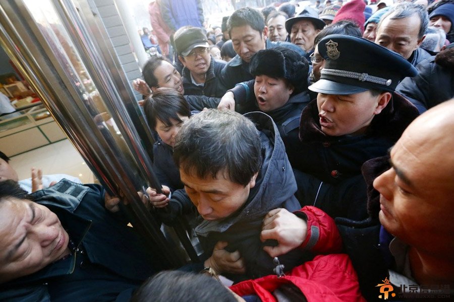 北京市民疯抢马年邮票