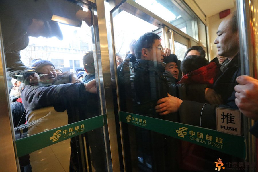 北京市民疯抢马年邮票