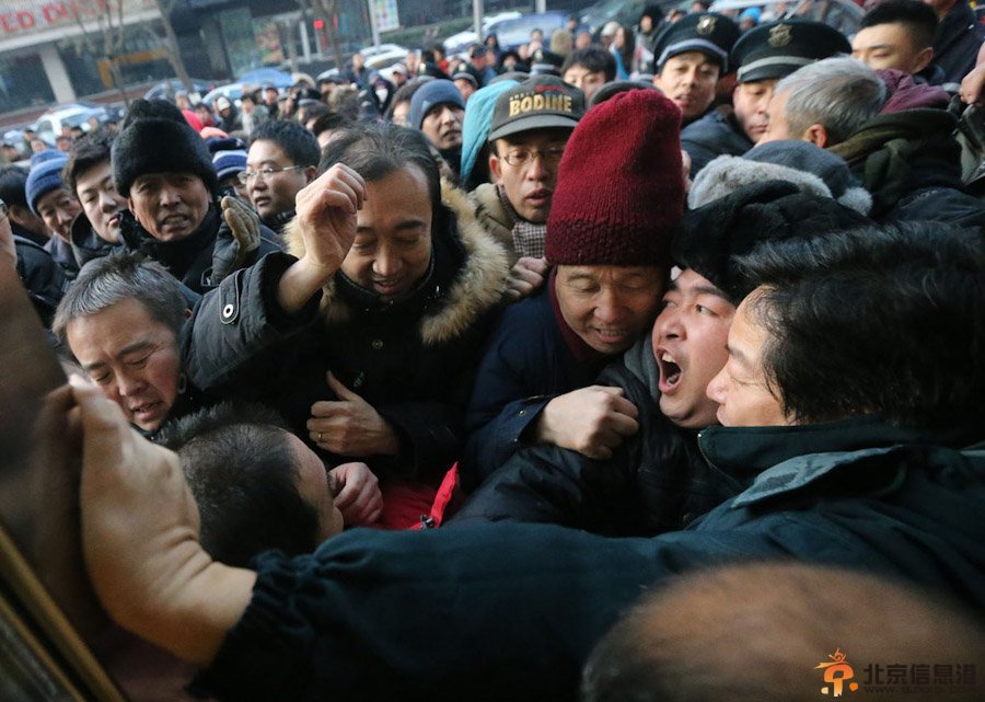 <a href='http://www.bjxxg.cn/news/beijing/' target='_blank'><u>北京</u></a>市民疯抢马年邮票