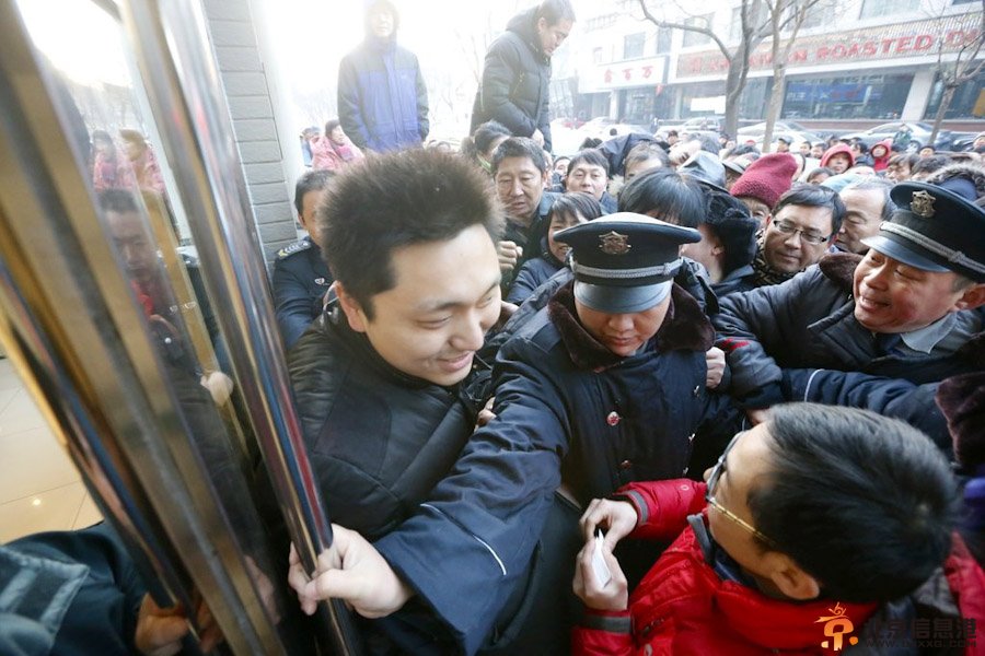 北京市民疯抢马年邮票