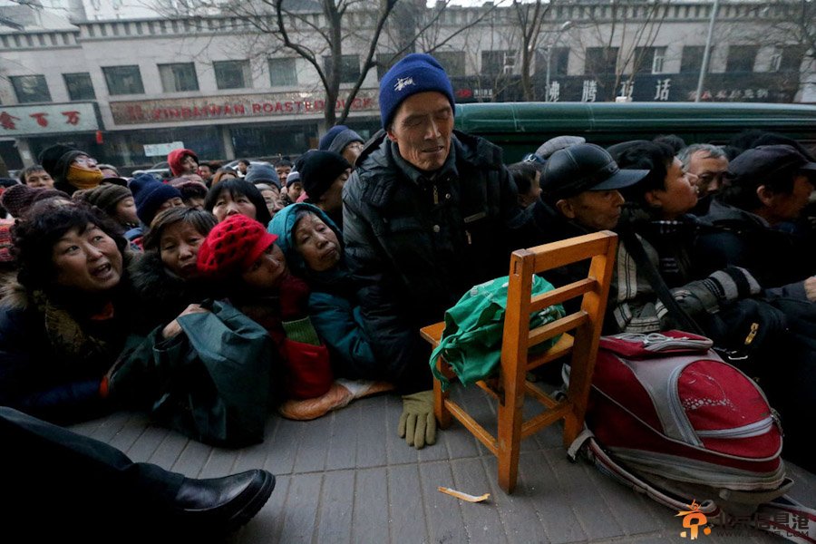 <a href='http://www.bjxxg.cn/news/beijing/' target='_blank'><u>北京</u></a>市民疯抢马年邮票